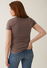 Laden Sie das Bild in den Galerie-Viewer, Umstands- & Stillshirt Classic Dark taupe von boob