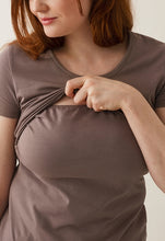 Laden Sie das Bild in den Galerie-Viewer, Umstands- & Stillshirt Classic Dark taupe von boob