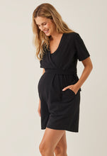 Laden Sie das Bild in den Galerie-Viewer, Kurzer Umstandsjumpsuit mit Stillfunktion in Schwarz von boob