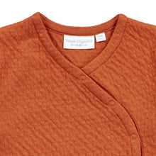 Laden Sie das Bild in den Galerie-Viewer, YURI Baby Wickeljacke in haselnussbraun von Sense Organics