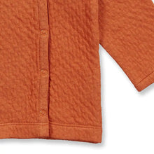Laden Sie das Bild in den Galerie-Viewer, YURI Baby Wickeljacke in haselnussbraun von Sense Organics