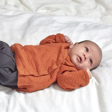 Laden Sie das Bild in den Galerie-Viewer, YURI Baby Wickeljacke in haselnussbraun von Sense Organics