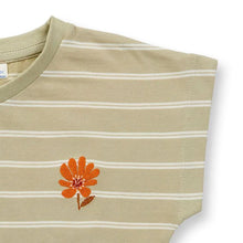 Laden Sie das Bild in den Galerie-Viewer, Mädchen T-Shirt in schilfgrün-weiß geringelt, Modell DORA von Sense Organics