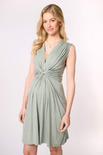 Laden Sie das Bild in den Galerie-Viewer, Ecovero Umstands- und Stillkleid mit Knotendetail in salbei