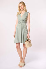 Laden Sie das Bild in den Galerie-Viewer, Ecovero Umstands- und Stillkleid mit Knotendetail in salbei
