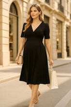 Laden Sie das Bild in den Galerie-Viewer, Umstands- und Stillkleid mit halblangen Ärmeln