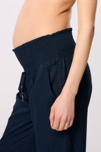 Laden Sie das Bild in den Galerie-Viewer, Umstandshose mit gesmoktem Bund in Navy