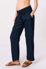 Laden Sie das Bild in den Galerie-Viewer, Umstandshose mit gesmoktem Bund in Navy