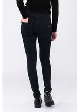 Laden Sie das Bild in den Galerie-Viewer, Umstandsjeans Sophia dark wash von LOVE2WAIT 32er Länge