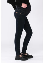 Laden Sie das Bild in den Galerie-Viewer, Umstandsjeans Sophia dark wash von LOVE2WAIT 32er Länge