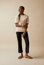 Laden Sie das Bild in den Galerie-Viewer, Umstands- und Stillshirt Classic von boob mit halblangem Arm in Tapioka