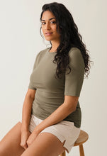 Laden Sie das Bild in den Galerie-Viewer, Umstands- und Stillshirt Classic von boob mit halblangem Arm, green khaki