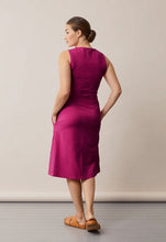 Laden Sie das Bild in den Galerie-Viewer, Umstands- und Stillkleid A dress dark orchid