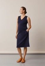 Laden Sie das Bild in den Galerie-Viewer, Umstands- und Stillkleid A dress midnight blue