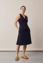 Laden Sie das Bild in den Galerie-Viewer, Umstands- und Stillkleid A dress midnight blue
