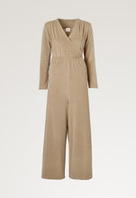 Laden Sie das Bild in den Galerie-Viewer, Umstandsjumpsuit aus Velours in Desert