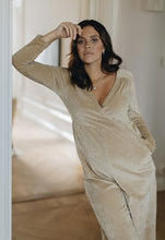 Laden Sie das Bild in den Galerie-Viewer, Umstandsjumpsuit aus Velours in Desert