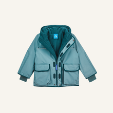 Laden Sie das Bild in den Galerie-Viewer, TALVI EKO Winterparka mit Schneefang in smoke blue/deep teal finkid