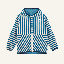 Laden Sie das Bild in den Galerie-Viewer, VALAS Wendbare Regenjacke von finkid in real teal/navy