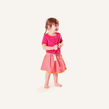 Laden Sie das Bild in den Galerie-Viewer, SKORTTI Schnelltrocknender Rock mit Innenhose von finkid in rose/golden yellow