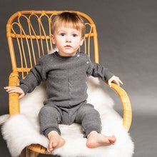 Laden Sie das Bild in den Galerie-Viewer, Baby Bio Strickoverall Yaci in dunkelgrau von Sense Organics