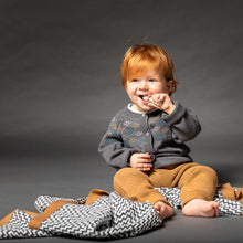 Laden Sie das Bild in den Galerie-Viewer, Gestrickte Babydecke Zeus von Sense Organics