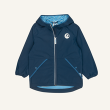 Laden Sie das Bild in den Galerie-Viewer, PUUSKIAINEN  Essential Outdoor Jacke - Zip in Außenjacke von finkid navy/denim