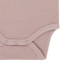 Laden Sie das Bild in den Galerie-Viewer, Kurzarmbody Classic Waffel-Jersey Akela in rosenholz von Sense Organics