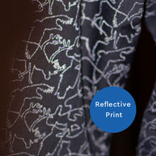 Laden Sie das Bild in den Galerie-Viewer, TURVA ICE Winteroverall mit abnehmbarer Kapuze und reflektierendem Animal Print in beet red