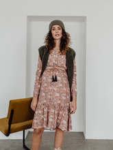 Laden Sie das Bild in den Galerie-Viewer, Umstands- & Stillbluse winter ceremony in Rosé Blumenprint von mara mea
