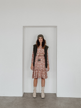 Laden Sie das Bild in den Galerie-Viewer, Umstands- & Stillbluse winter ceremony in Rosé Blumenprint von mara mea