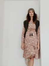 Laden Sie das Bild in den Galerie-Viewer, Umstands- & Stillbluse winter ceremony in Rosé Blumenprint von mara mea