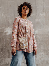 Laden Sie das Bild in den Galerie-Viewer, Umstands- & Stillbluse winter ceremony in Rosé Blumenprint von mara mea