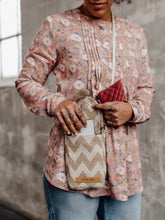 Laden Sie das Bild in den Galerie-Viewer, Umstands- & Stillbluse winter ceremony in Rosé Blumenprint von mara mea