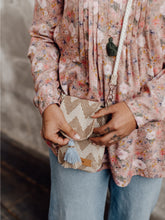 Laden Sie das Bild in den Galerie-Viewer, Umstands- & Stillbluse winter ceremony in Rosé Blumenprint von mara mea
