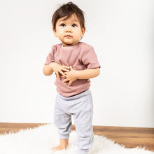 Laden Sie das Bild in den Galerie-Viewer, Kurzarmbody Classic Waffel-Jersey Akela in rosenholz von Sense Organics