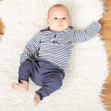 Laden Sie das Bild in den Galerie-Viewer, Babyhose Classic Waffel-Jersey Karli in rosenholz von Sense Organics
