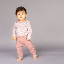 Laden Sie das Bild in den Galerie-Viewer, Babyhose Classic Waffel-Jersey Karli in rosenholz von Sense Organics
