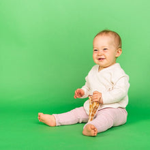 Laden Sie das Bild in den Galerie-Viewer, Baby Jäckchen Picasso in hellrosa von Sense Organics