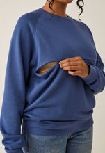 Laden Sie das Bild in den Galerie-Viewer, Sweatshirt mit Stillfunktion von boob, indigo blue
