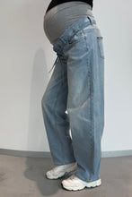 Laden Sie das Bild in den Galerie-Viewer, Umstandsjeans Kate in light wash, Momfit