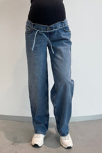 Laden Sie das Bild in den Galerie-Viewer, Umstandsjeans Kate in stone wash wash, Momfit