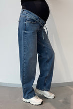 Laden Sie das Bild in den Galerie-Viewer, Umstandsjeans Kate in stone wash wash, Momfit