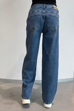 Laden Sie das Bild in den Galerie-Viewer, Umstandsjeans Kate in stone wash wash, Momfit