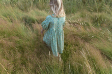 Laden Sie das Bild in den Galerie-Viewer, Ella Dress mit Wildblumen von baba Kidswear