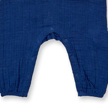 Laden Sie das Bild in den Galerie-Viewer, Bequemer Baby Overall aus Musselin Maris in blau von Sense Organics