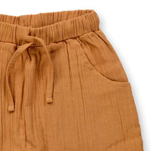 Laden Sie das Bild in den Galerie-Viewer, Babyhose aus leichtem Musselin Loki in caramel von Sense Organics