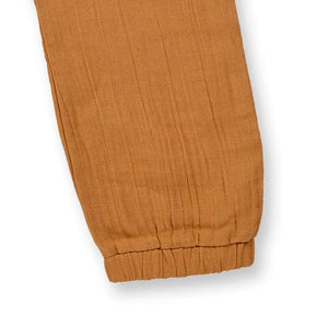 Babyhose aus leichtem Musselin Loki in caramel von Sense Organics
