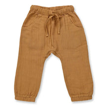 Laden Sie das Bild in den Galerie-Viewer, Babyhose aus leichtem Musselin Loki in caramel von Sense Organics