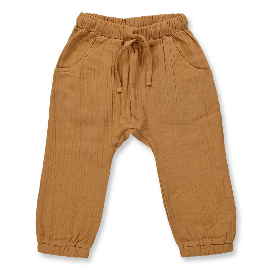 Babyhose aus leichtem Musselin Loki in caramel von Sense Organics